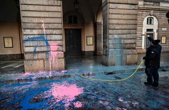 Milano: Teatro alla Scala imbrattato di vernice, denunciati 5 attivisti