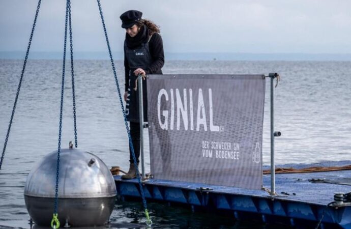 Svizzera, sfera d’acciaio piena di gin rubata dal lago di Costanza