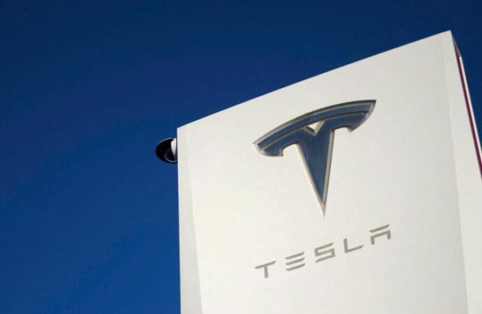 Tesla cerca personale, specialisti di intelligenza artificiale e altro