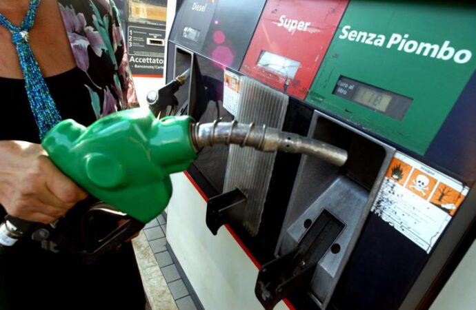 Italia, prezzi ancora in rialzo per carburanti benzina e diesel