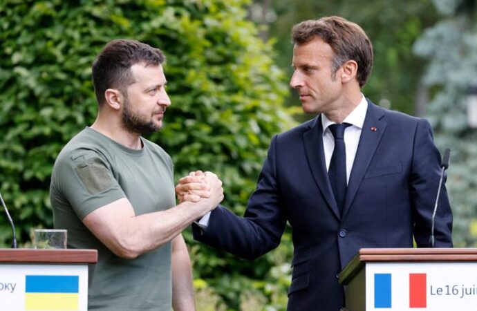Macron: “sostegno all’Ucraina, Francia invia carri armati leggeri”