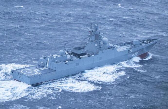 La nave Gorshkov davanti alle coste della Norvegia