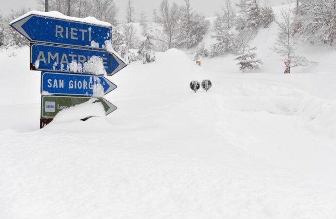 Amatrice sotto 1 metro di neve. Sindaco: “Situazione disastrosa”