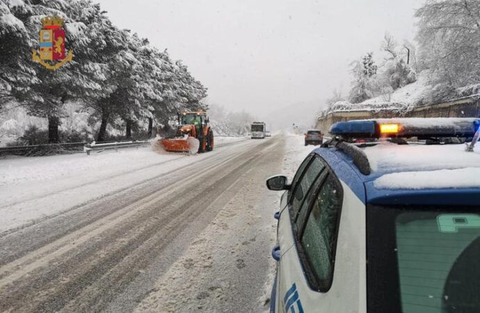 Maltempo travolge l’Italia, neve e gelo. Scuole chiuse, allerta per i fiumi