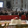Vaticano: ultimo giorno per la camera ardente di Joseph Ratzinger
