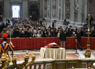 Vaticano: ultimo giorno per la camera ardente di Joseph Ratzinger