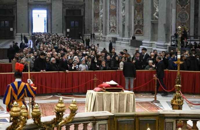 Vaticano: ultimo giorno per la camera ardente di Joseph Ratzinger