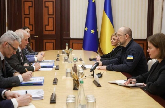 Borrell, un piano Ue per addestrare 30.000 soldati ucraini