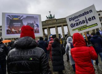 Berlino, 10mila in piazza: “Sì diplomazia, no a invio armi”