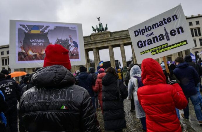 Berlino, 10mila in piazza: “Sì diplomazia, no a invio armi”