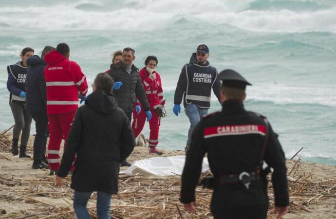 Migranti, indagine Procura: “da scafisti chiesti 8mila euro a passeggero”