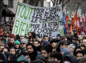 Francia, riforma delle pensioni: anche i giovani protestano