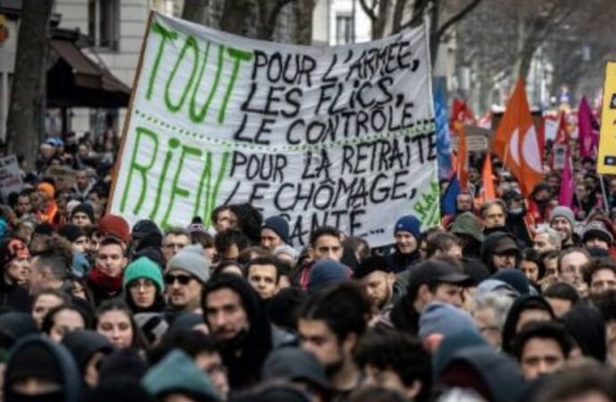 Francia, oltre 1 milione di manifestanti contro le riforme pensionistiche di Macron