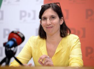 Primarie Pd 2023, Elly Schlein: la nuova segretaria è l’anti-Meloni