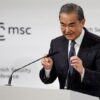 Wang a Blinken: “Usa deve promuovere una soluzione politica alla crisi” in Ucraina