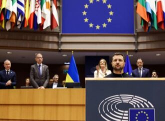 Zelensky all’Europarlamento: “Kiev vincerà e sarà membro dell’Ue”