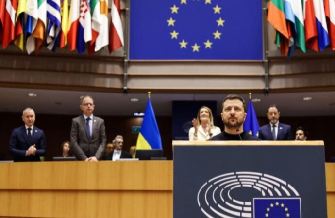 Zelensky all’Europarlamento: “Kiev vincerà e sarà membro dell’Ue”