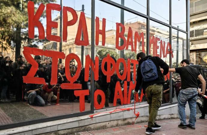 Grecia, proteste: tensione tra polizia e manifestanti. Caos e violenze