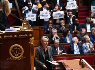 Francia, governo vara riforma pensioni senza voto Parlamento