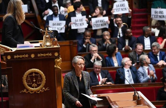 Francia, governo vara riforma pensioni senza voto Parlamento