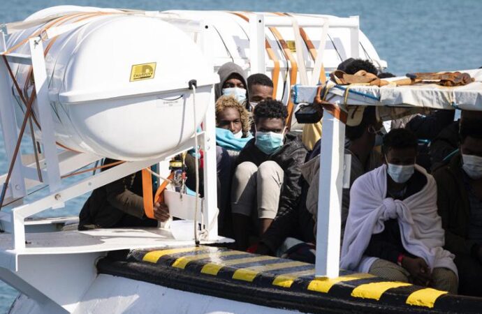Lampedusa, migranti: sbarchi senza sosta, superato il record di agosto