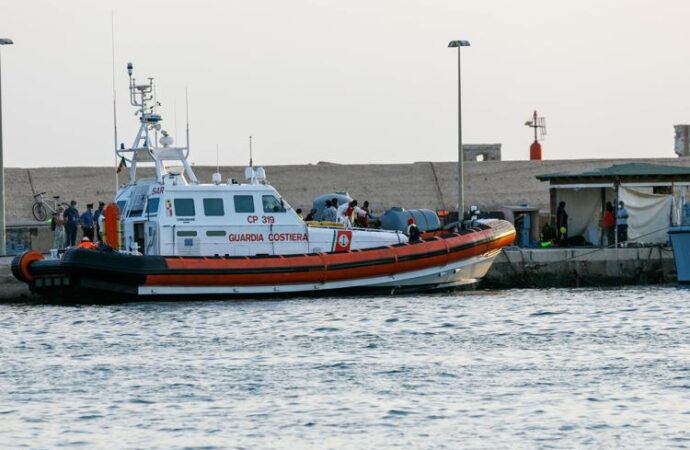 Migranti, 240 arrivi nella notte a Lampedusa: quasi 2mila in hotspot