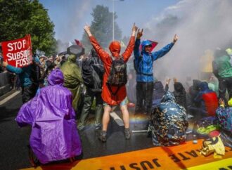 Paesi Bassi, protesta di Extinction Rebellion, fermati 1.500 attivisti