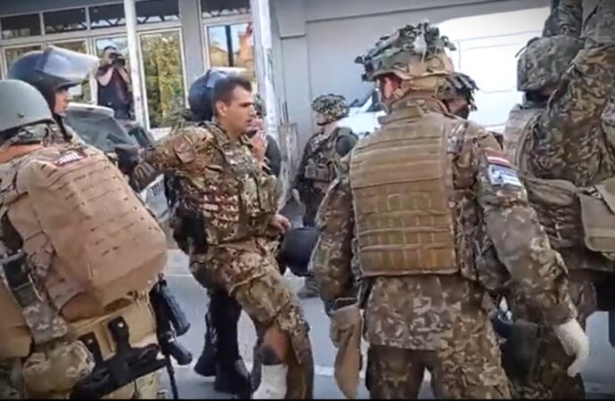Kosovo, scontri tra serbi e militari Nato, 14 soldati italiani feriti