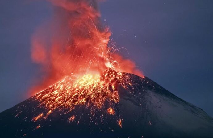 Messico, eruzione vulcano Popocatepetl: bloccati centinaia di voli
