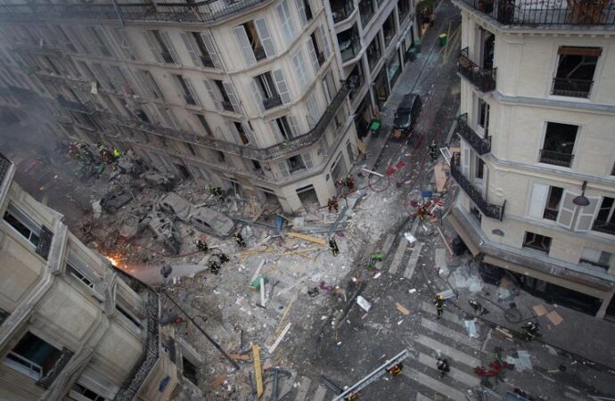 Parigi, esplosione: 37 feriti e 2 dispersi soccorritori ancora al lavoro
