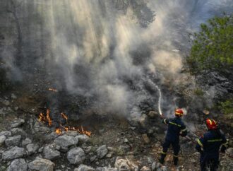 Grecia, nuovo allarme incendi: evacuati 7 paesi nell’est