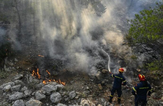 Grecia, nuovo allarme incendi: evacuati 7 paesi nell’est