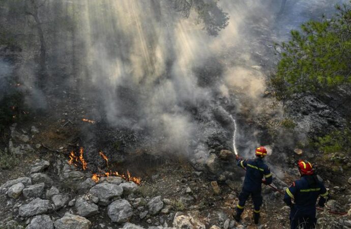 Grecia, continuano roghi a ovest di Atene e a Rodi