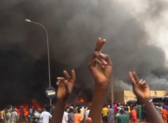 Niger, assalto all’ambasciata di Francia al grido “Viva Putin”