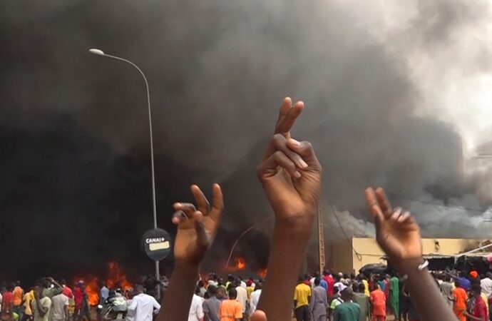 Niger, assalto all’ambasciata di Francia al grido “Viva Putin”