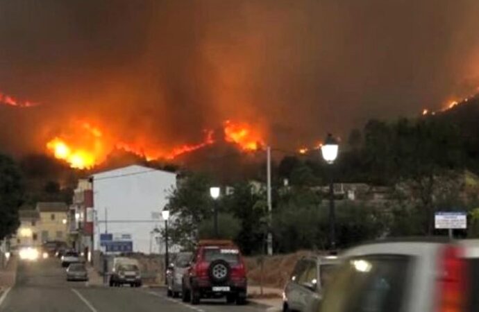 Spagna: incendio nella regione dell’Empordà, interrotte luce e acqua