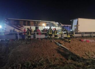 Incidente oggi A4, scontro tir-pullman: 3 feriti gravi