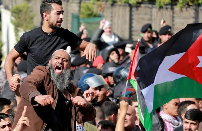 Israele, assalto ambasciata Amman. Tensioni in Egitto e Marocco