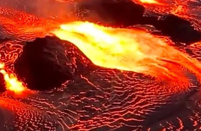 Islanda, vulcano Fagradalsfjall: stato di emergenza e rischio eruzione, città trema
