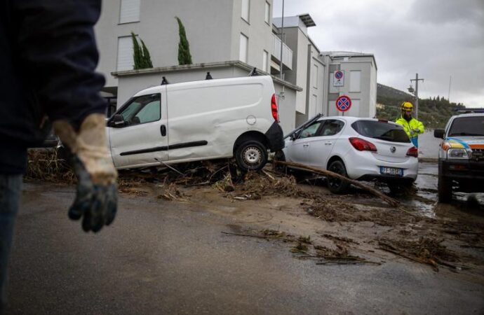 Maltempo e allagamenti in Toscana, 7 morti e un disperso. Giani: “Almeno 300 milioni di danni”