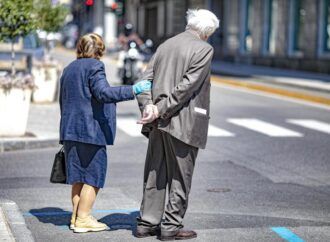 Anziani, arriva prestazione universale: 1000 euro in più per over 80 fragili