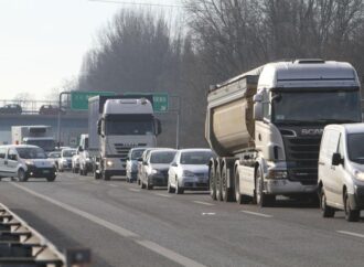 Incidenti E 45, camion precipita da viadotto: morto il conducente