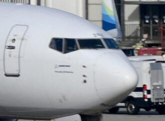 Boeing 737 Max 9 restano a terra, stop a tempo indefinito per garantire sicurezza