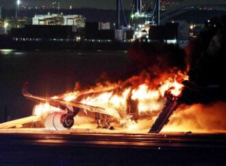 Giappone, aereo in fiamme: scontro con velivolo guardia costiera: 5 morti
