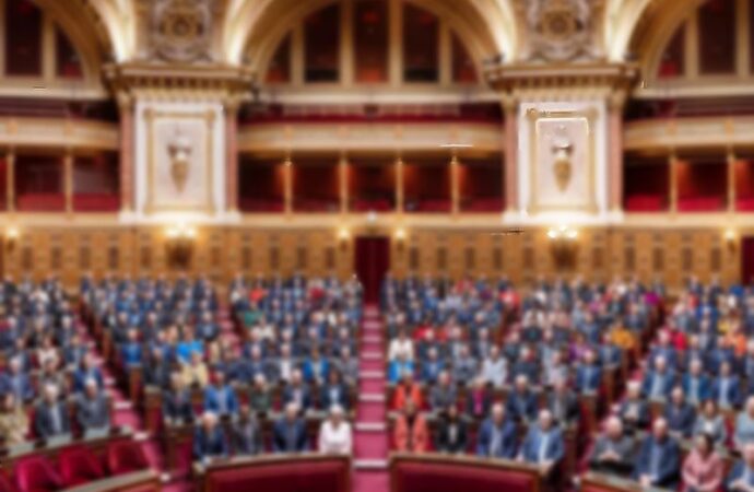 Francia, il Senato rende l’aborto un diritto costituzionale
