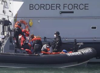 Gb, più di 500 migranti ieri oltre la Manica, opzione Ruanda ferma alle Camere