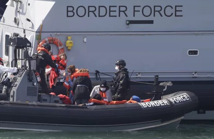 Gb, più di 500 migranti ieri oltre la Manica, opzione Ruanda ferma alle Camere