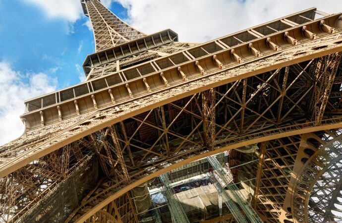 Francia: prosegue lo sciopero alla Tour Eiffel, ancora chiusa