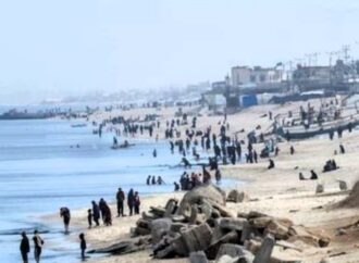 I coloni ebrei puntano sulla spiaggia di Gaza