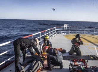 Migranti, Ocean Viking chiede ‘porto più vicino’: in 23 sbarcati a Catania per cure urgenti